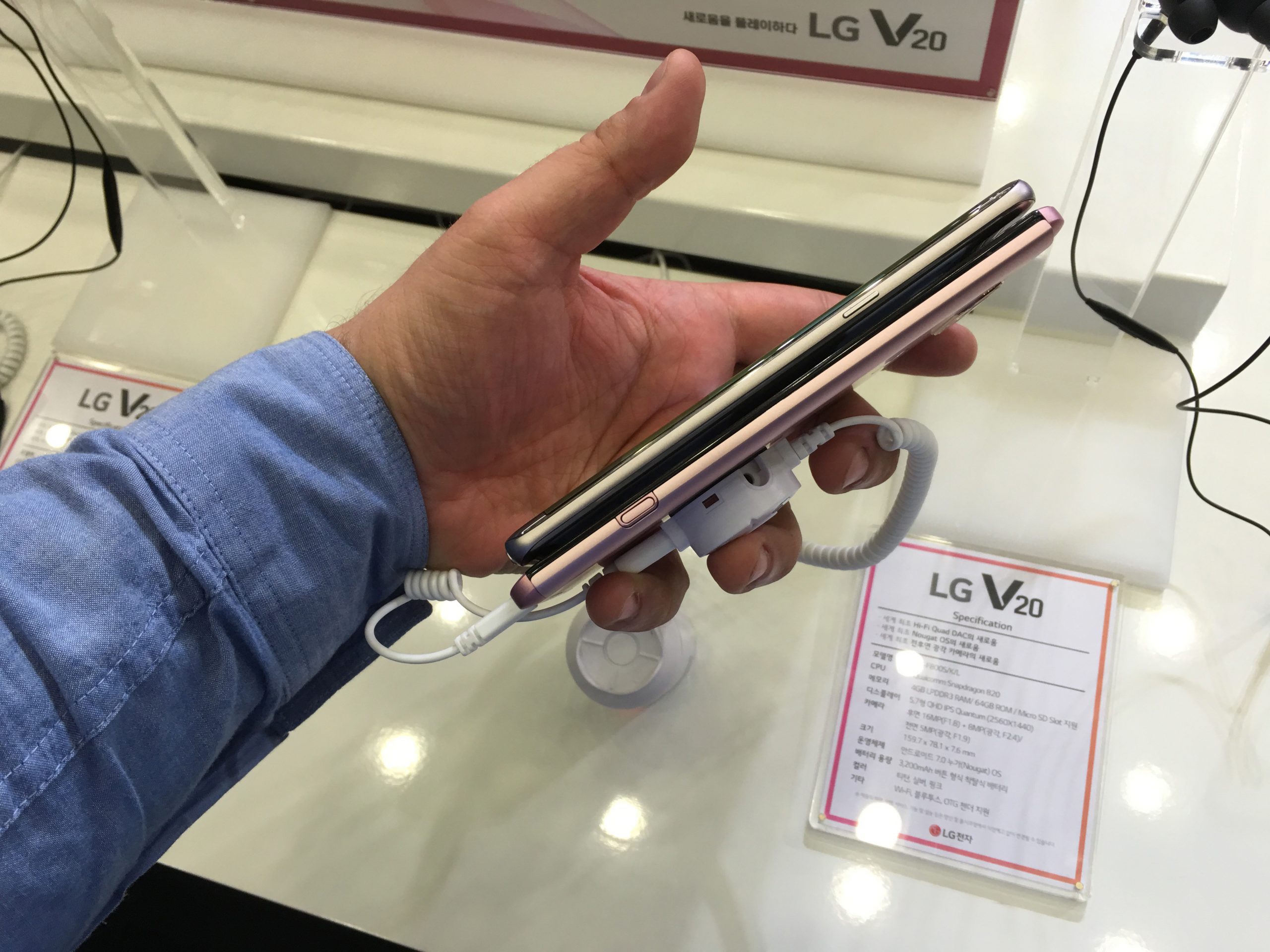 Смартфон LG V20: Живые фотографии нового флагмана и первый взгляд