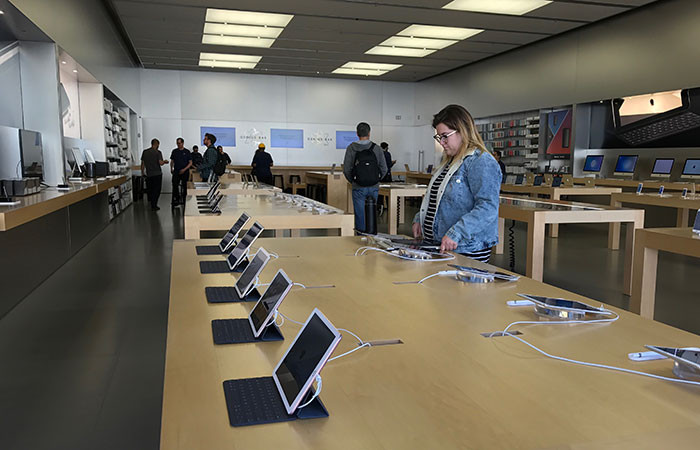 Акции Apple упали после отчета о снижении прибыли на 19% на фоне падения продаж iPhone
