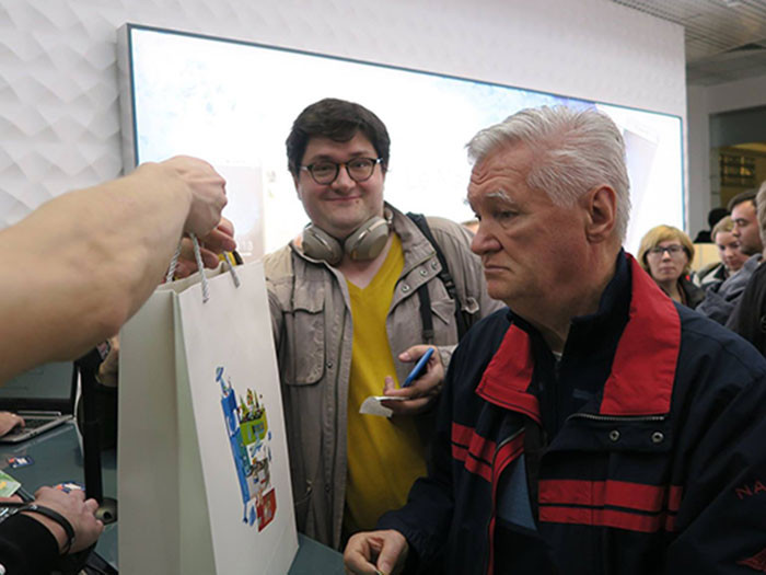 Пять часов в очереди за смартфоном: Невероятный ажиотаж на открытии магазина LeEco в Москве