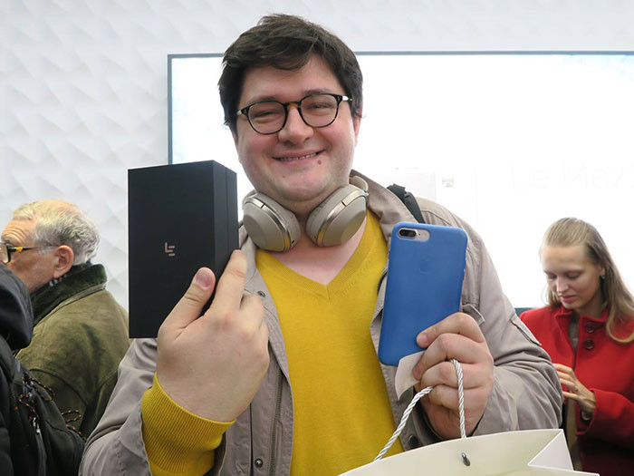 Пять часов в очереди за смартфоном: Невероятный ажиотаж на открытии магазина LeEco в Москве