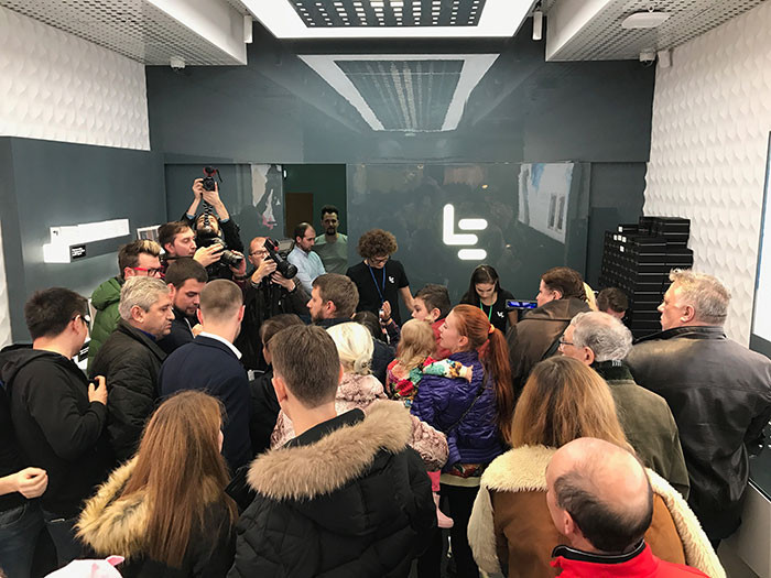 Пять часов в очереди за смартфоном: Невероятный ажиотаж на открытии магазина LeEco в Москве