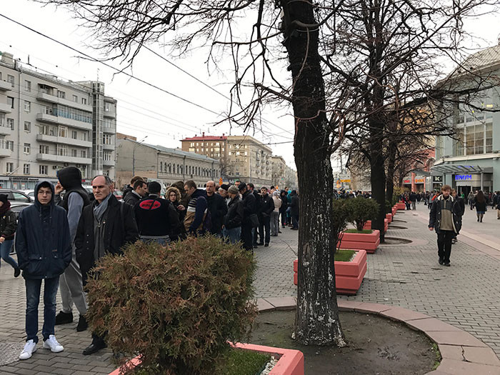 Пять часов в очереди за смартфоном: Невероятный ажиотаж на открытии магазина LeEco в Москве