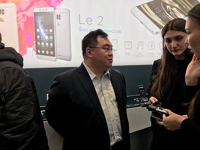 Пять часов в очереди за смартфоном: Невероятный ажиотаж на открытии магазина LeEco в Москве