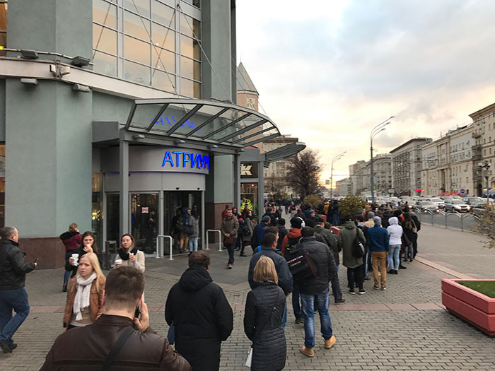 Пять часов в очереди за смартфоном: Невероятный ажиотаж на открытии магазина LeEco в Москве