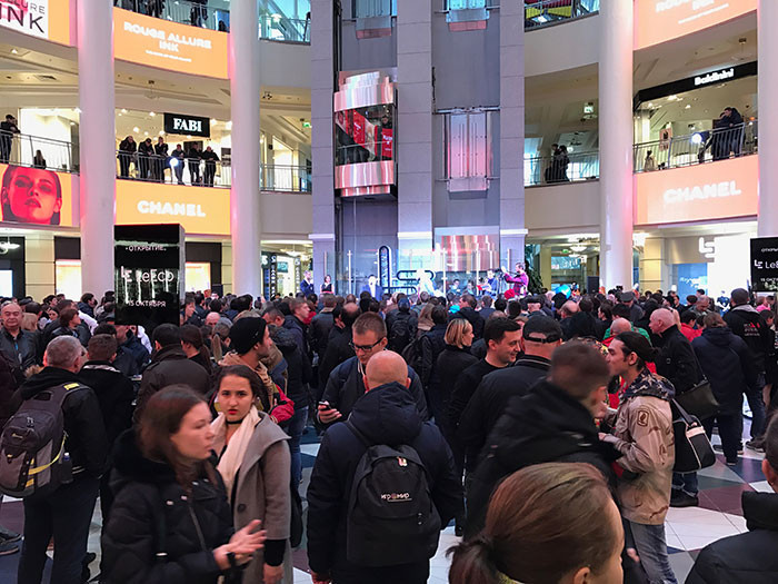 Пять часов в очереди за смартфоном: Невероятный ажиотаж на открытии магазина LeEco в Москве