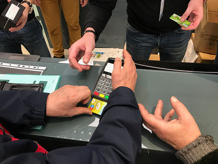 Пять часов в очереди за смартфоном: Невероятный ажиотаж на открытии магазина LeEco в Москве