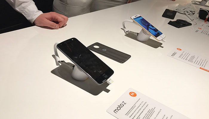 Lenovo представила в России смартфоны семейства Moto Z и модули Moto Mods