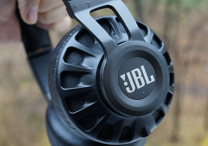 Обзор наушников JBL Synchros S700: Звучание с окрасом 