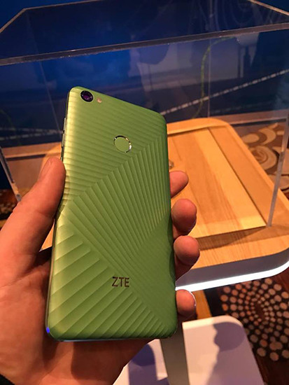 CES 2017. ZTE Hawkeye: смартфон, созданный при участии обычных пользователей картинка CES 2017. ZTE Hawkeye: смартфон, созданный при участии обычных пользователей