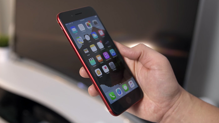 Белую фронтальную панель красного iPhone 7 Plus заменили черной фото