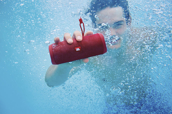 До России добралась водозащищенная Bluetooth-колонка JBL Flip 4 фото