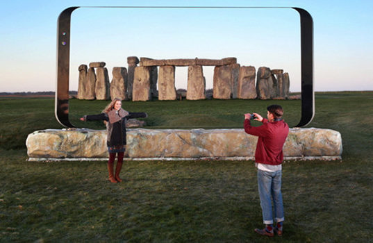 89212Samsung Galaxy S8 увеличили до размеров автомобиля