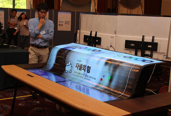 LG Display представила 77-дюймовый гибкий прозрачный OLED-экран
