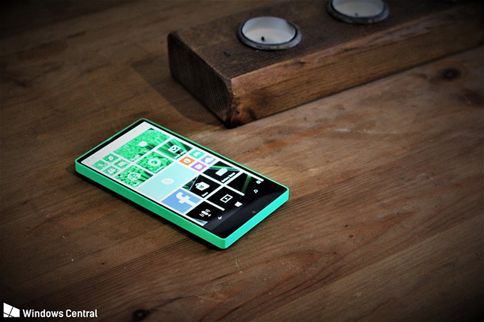 Опубликованы эксклюзивные снимки первого «безрамочного» смартфона Microsoft 