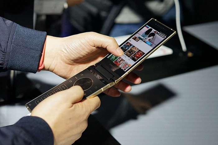 Samsung W2018: раскладной смартфон на Snapdragon 835 за две тысячи евро