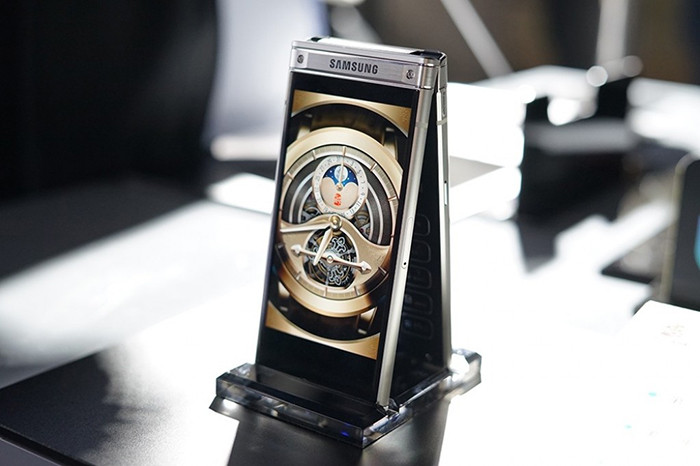 Samsung W2018: раскладной смартфон на Snapdragon 835 за две тысячи евро