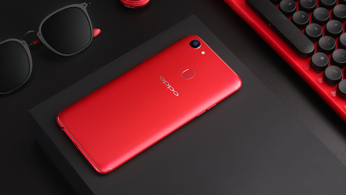 Названы российские цены безрамочных смартфонов Oppo F5 Youth и F5 6 Gb