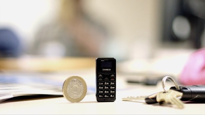 Представлен самый маленький мобильный телефон в мире