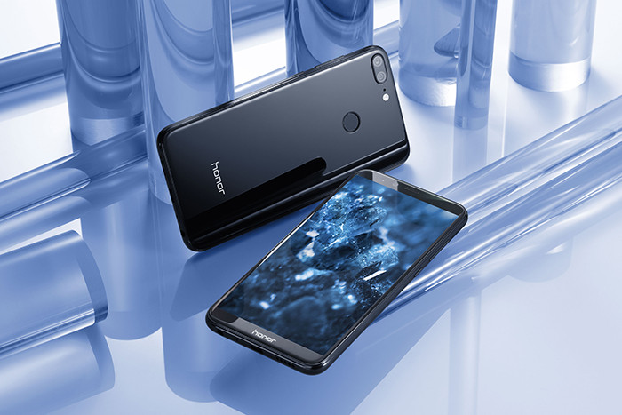 Huawei представила в России стеклянный смартфон Honor 9 Lite с четырьмя камерами. Он в полтора раза дешевле, чем Honor 9