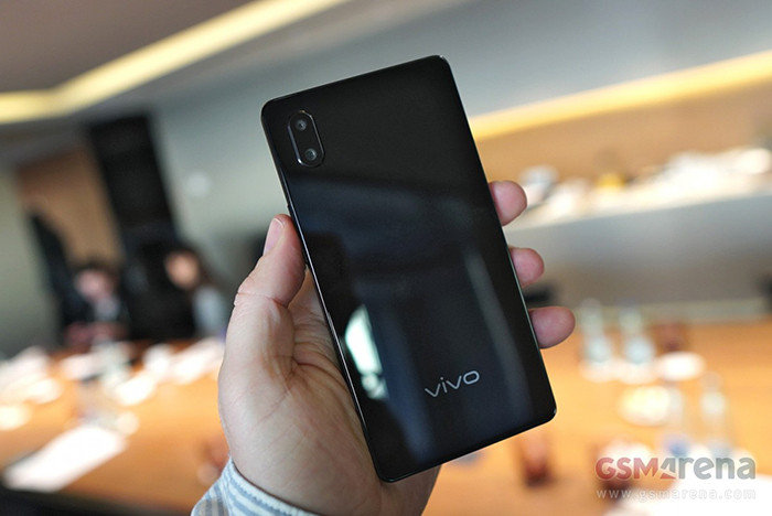 MWC 2018. Vivo показала смартфон будущего со сканером отпечатков в половину экрана, встроенными в дисплей динамиками и выдвижной камерой