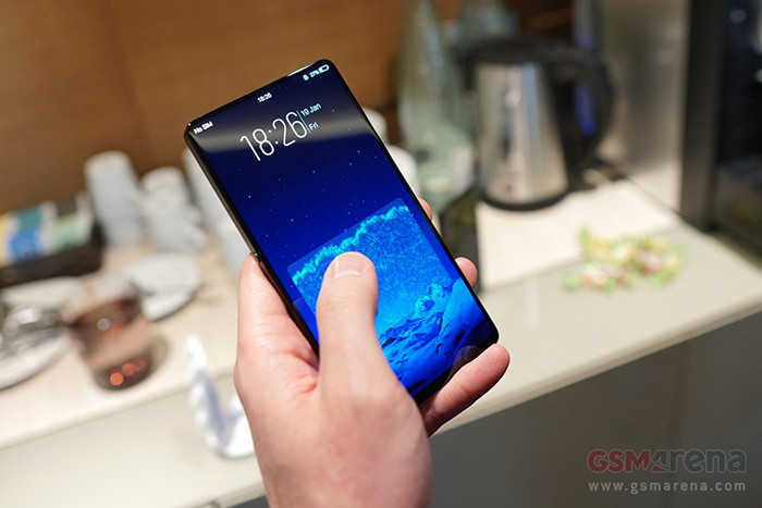 MWC 2018. Vivo показала смартфон будущего со сканером отпечатков в половину экрана, встроенными в дисплей динамиками и выдвижной камерой картинка MWC 2018. Vivo показала смартфон будущего со сканером отпечатков в половину экрана, встроенными в дисплей динамиками и выдвижной камерой