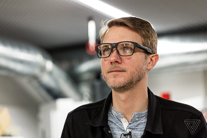 Intel представила умные очки Vaunt с дизайном обычных очков и функцией лазерной проекции изображения на сетчатку глаза 
