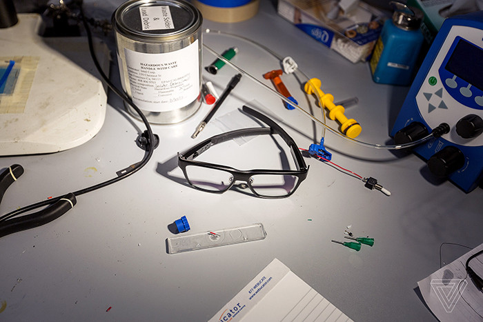 Intel представила умные очки Vaunt с дизайном обычных очков и функцией лазерной проекции изображения на сетчатку глаза 