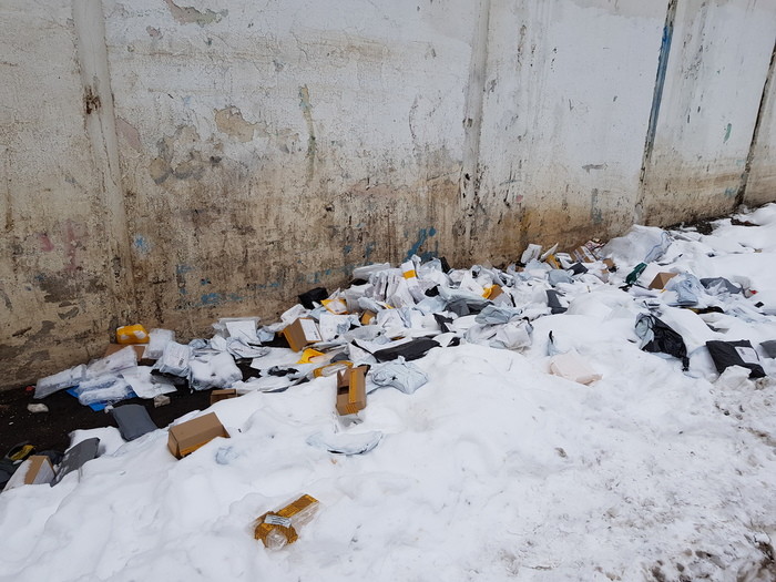 В куче мусора в Москве обнаружили десятки упаковок от посылок с телефонами. Телефоны из посылок, судя по всему, украли