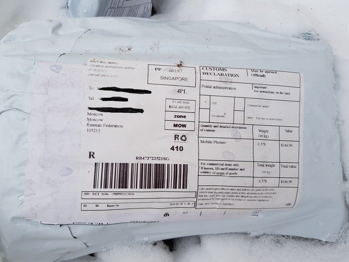 В куче мусора в Москве обнаружили десятки упаковок от посылок с телефонами. Телефоны из посылок, судя по всему, украли