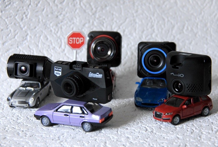 Хороший обзор: Сравнительный тест 5 популярных автомобильных видеорегистраторов картинка сравнительный обзор регистраторов Digma FreeDrive 400, AdvoCam FD Black-II, Navitel R600, Mio MiVue C333 и Neoline G-Tech X37