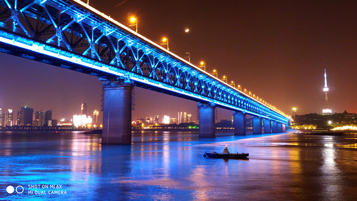 Xiaomi анонсировала смартфон среднего класса Mi 6X со сдвоенной камерой, быстрой зарядкой и металлическим корпусом