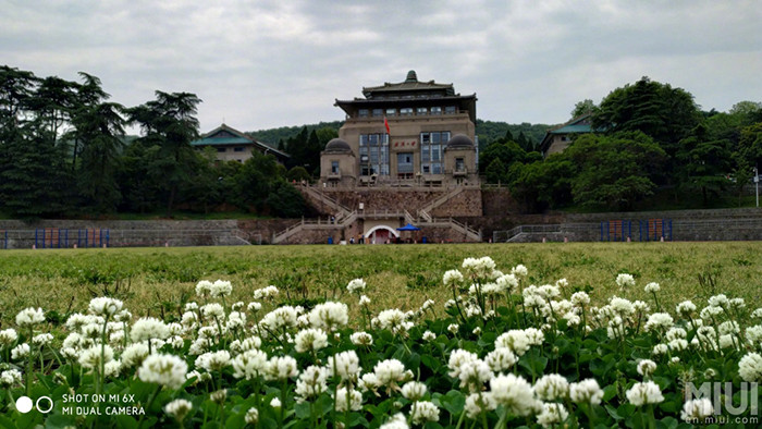 Xiaomi анонсировала смартфон среднего класса Mi 6X со сдвоенной камерой, быстрой зарядкой и металлическим корпусом