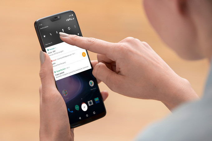 «Бюджетный флагман» OnePlus 6 получил корпус из стекла, AMOLED-экран с монобровью и Snapdragon 845