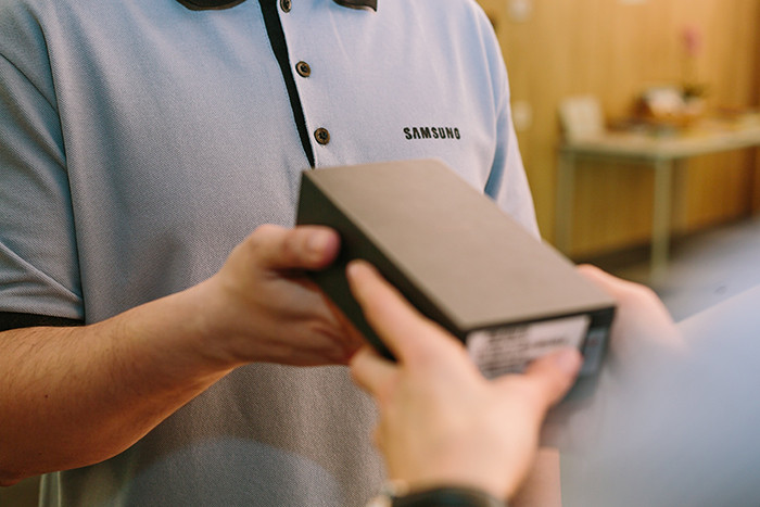 Samsung бесплатно доставит смартфоны в сервисные центры и обратно в пяти городах России