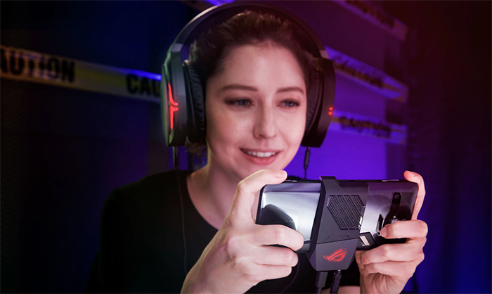 Computex 2018. Игровой смартфон ASUS ROG Phone получил разогнанный Snapdragon 845 и кучу необычных геймерских аксессуаров картинка Computex 2018. Игровой смартфон ASUS ROG Phone получил разогнанный Snapdragon 845 и кучу необычных геймерских аксессуаров