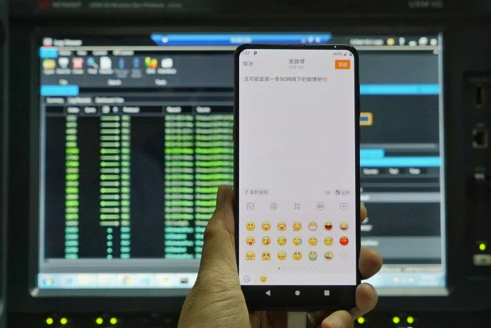 Глава Xiaomi показал первый 5G-смартфон компании