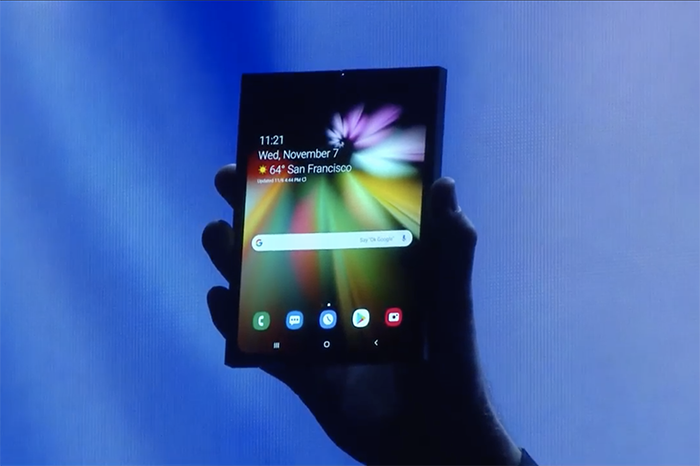 Samsung показала раскладной «смартфон будущего» с гибким экраном и форм-фактором книги 