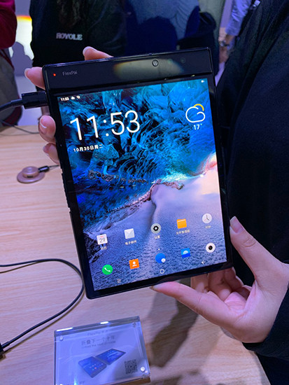 Китайцы создали первый в мире складной смартфон с гибким экраном. Он получил супермощный чипсет Qualcomm Snapdragon 8150 