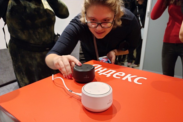 «Яндекс» анонсировал пару домашних устройств-помощников с Алисой картинка домашние помощники с Алисой
