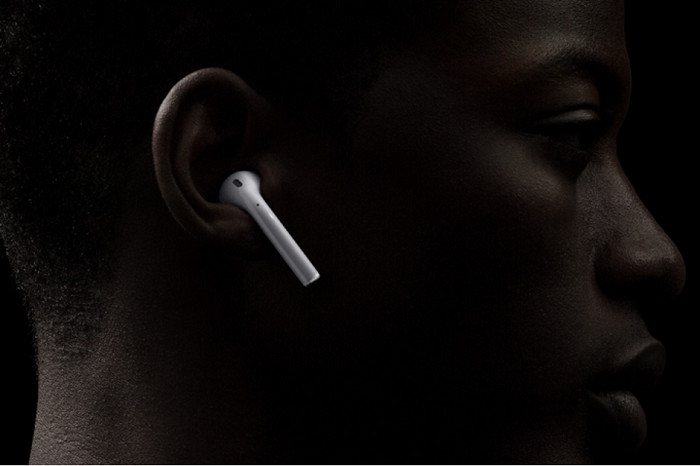 Появились подробности о наушниках Apple AirPods второго поколения. Их представят в начале 2019 года