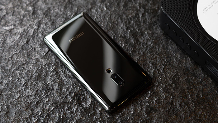 Meizu выпустила уникальный смартфон без кнопок, динамиков и разъемов