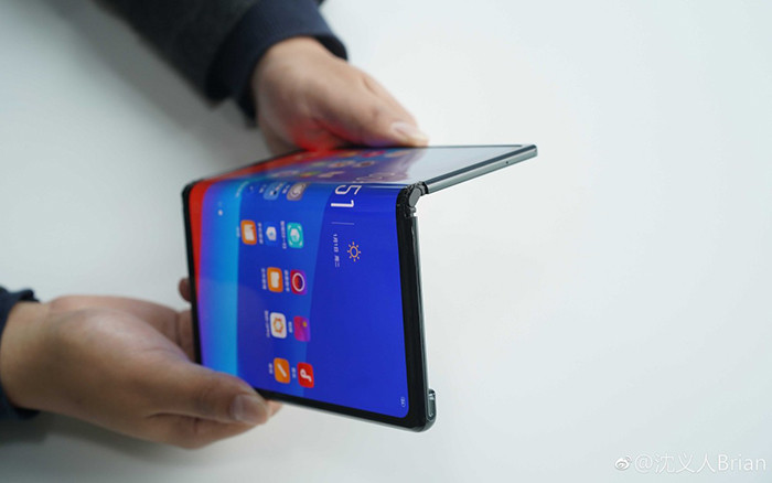 MWC 2019. Oppo показала смартфон-книжку с гибким AMOLED-экраном