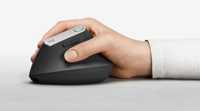 Logitech представила в России необычную «вертикальную» мышь MX Vertical. Она может работать с двумя компьютерами одновременно