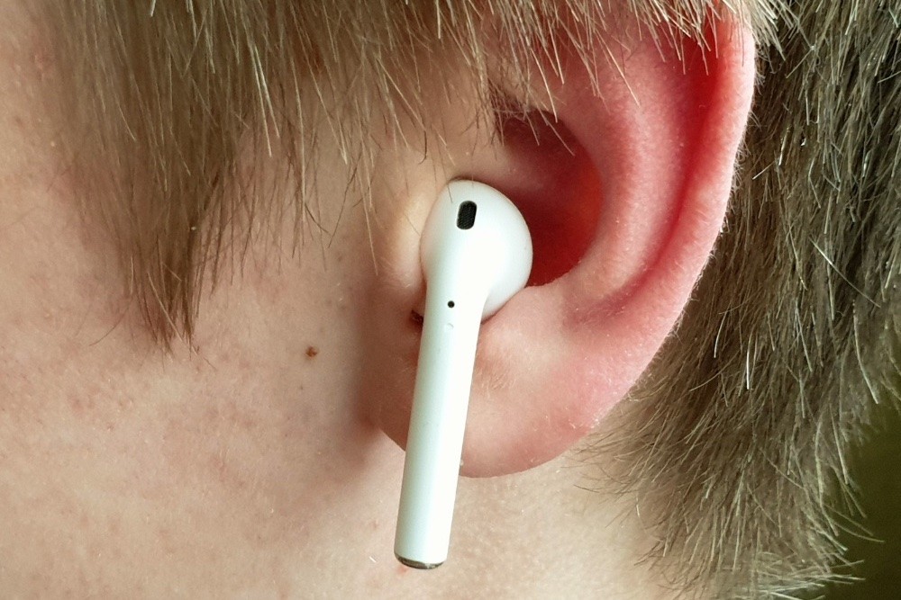 Аирподс издает звук. Apple AIRPODS 2.2 В ухе. Apple AIRPODS 2 В ушах. AIRPODS Air 2 в ухе. Наушники эпл аирподс 2 в ушах.