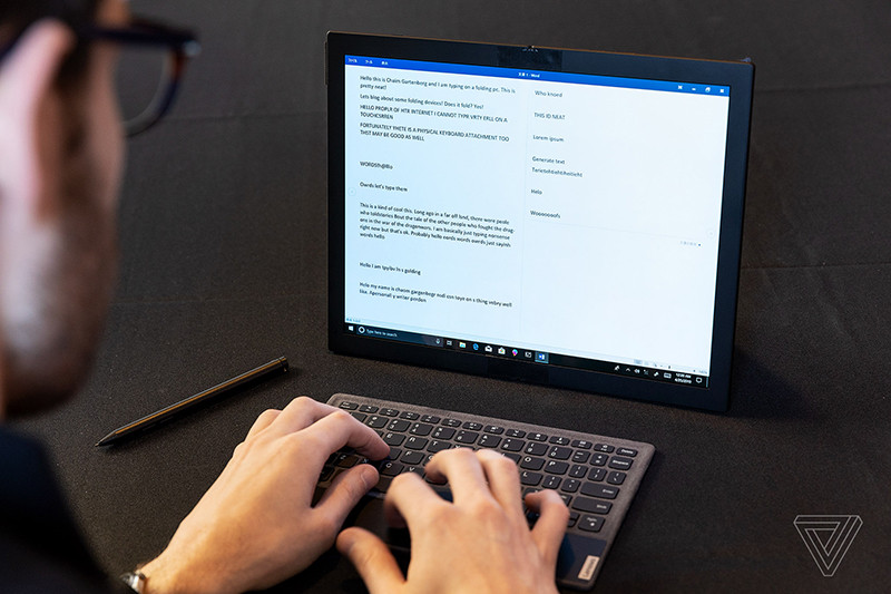 Lenovo показала первый в мире ноутбук с гибким OLED-экраном