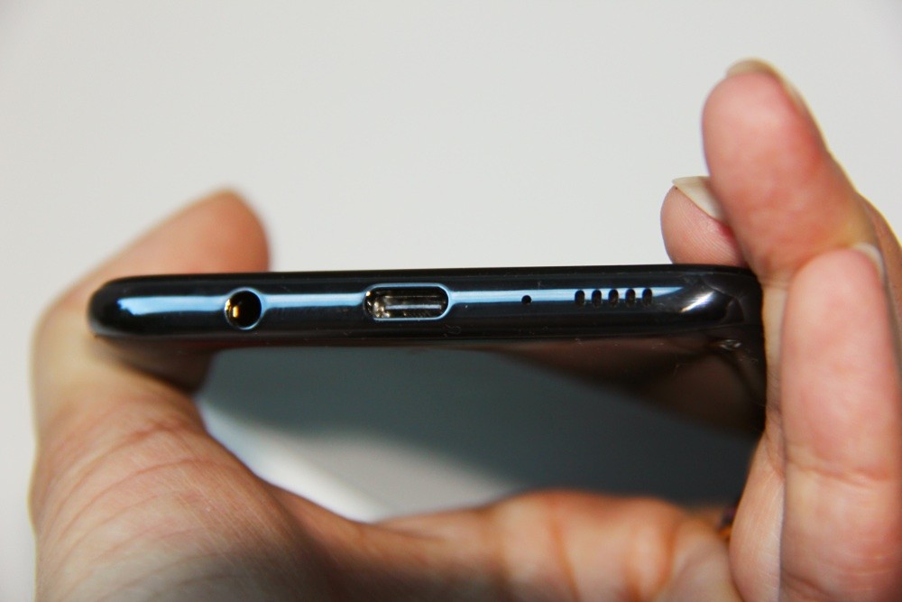 Обзор Samsung Galaxy A70: смартфон с огромным экраном и мощной батареей фото