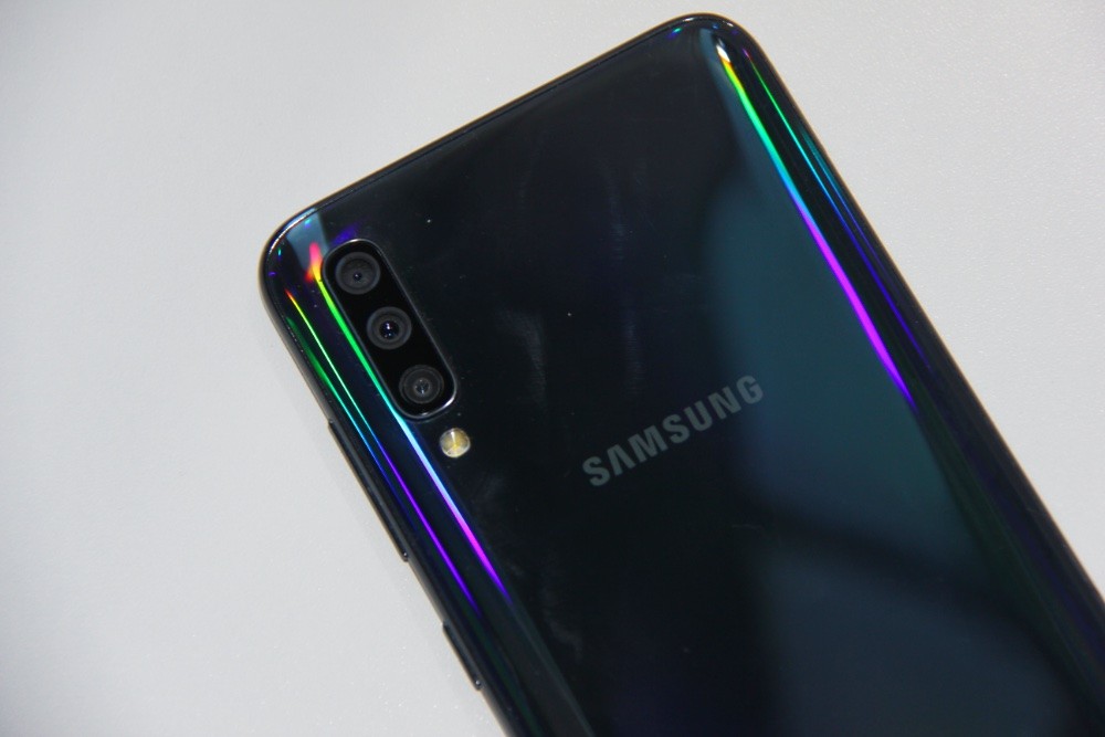Обзор Samsung Galaxy A70: практичный смартфон с огромным экраном и мощной батареей