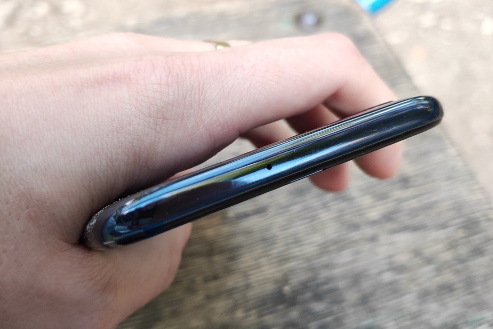 Обзор Samsung Galaxy A70: смартфон с огромным экраном и мощной батареей фото