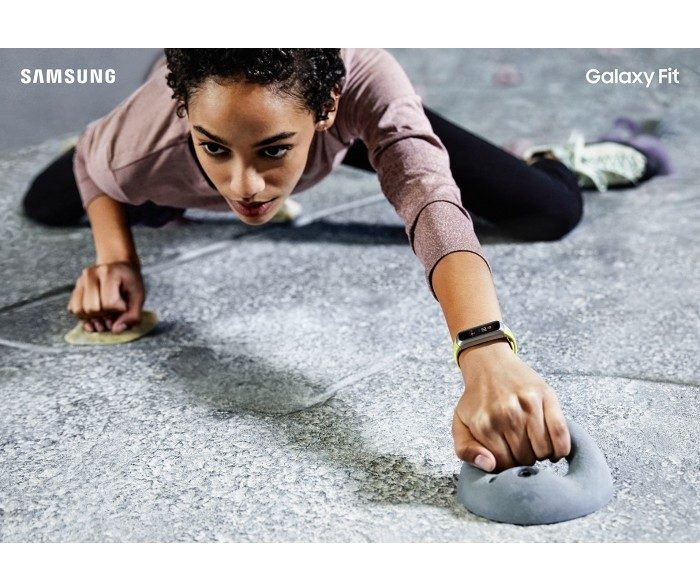 Фитнес-браслет Samsung Galaxy Fit с автоматическим отслеживанием тренировок поступил в продажу в России