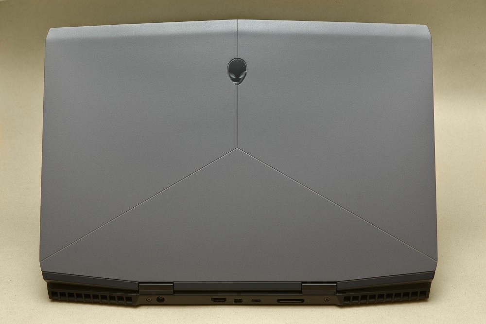 Обзор нового Alienware M17: инопланетянин, маскирующийся под игровой ноутбук